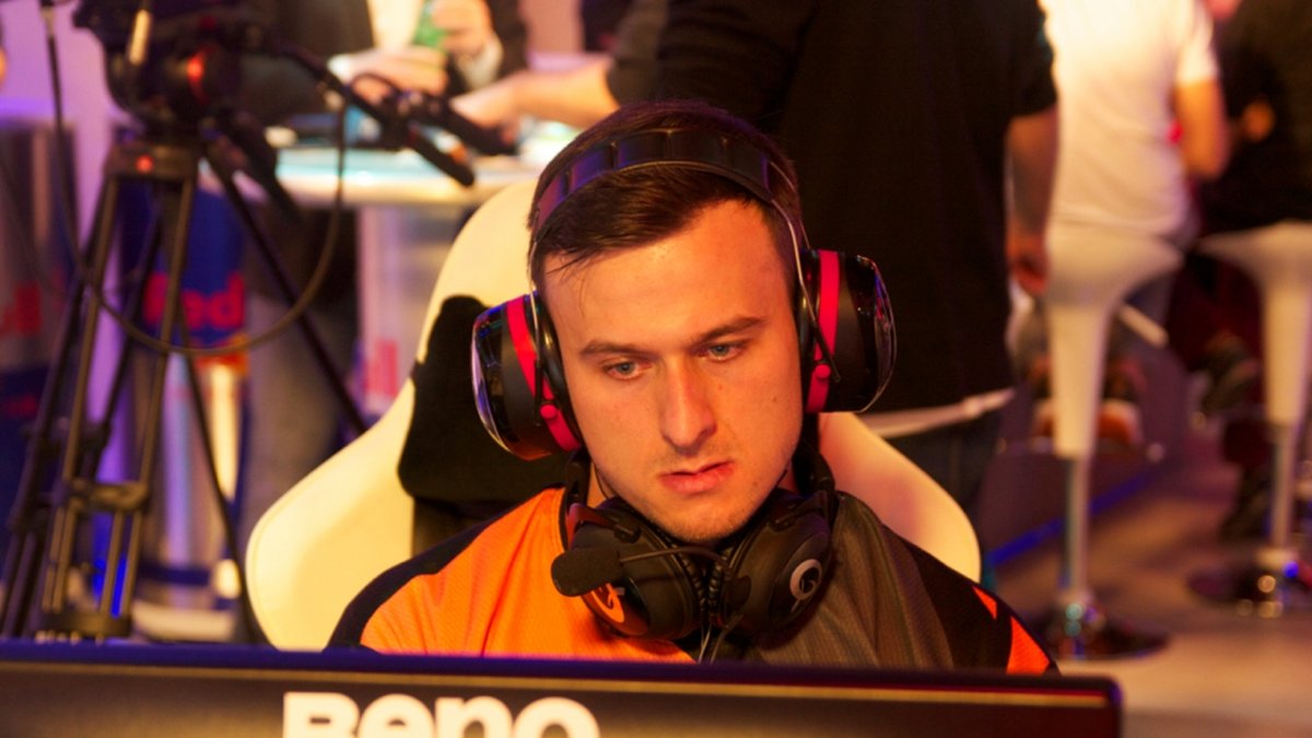 paszaBiceps. All I can say is that I would like to feel those biceps.